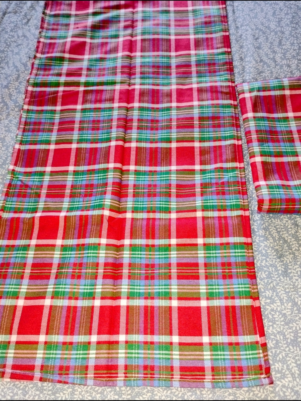 Set Of 2 Table Runners, NEW IN PACKAGE pretty Red/Green/White Plaid
